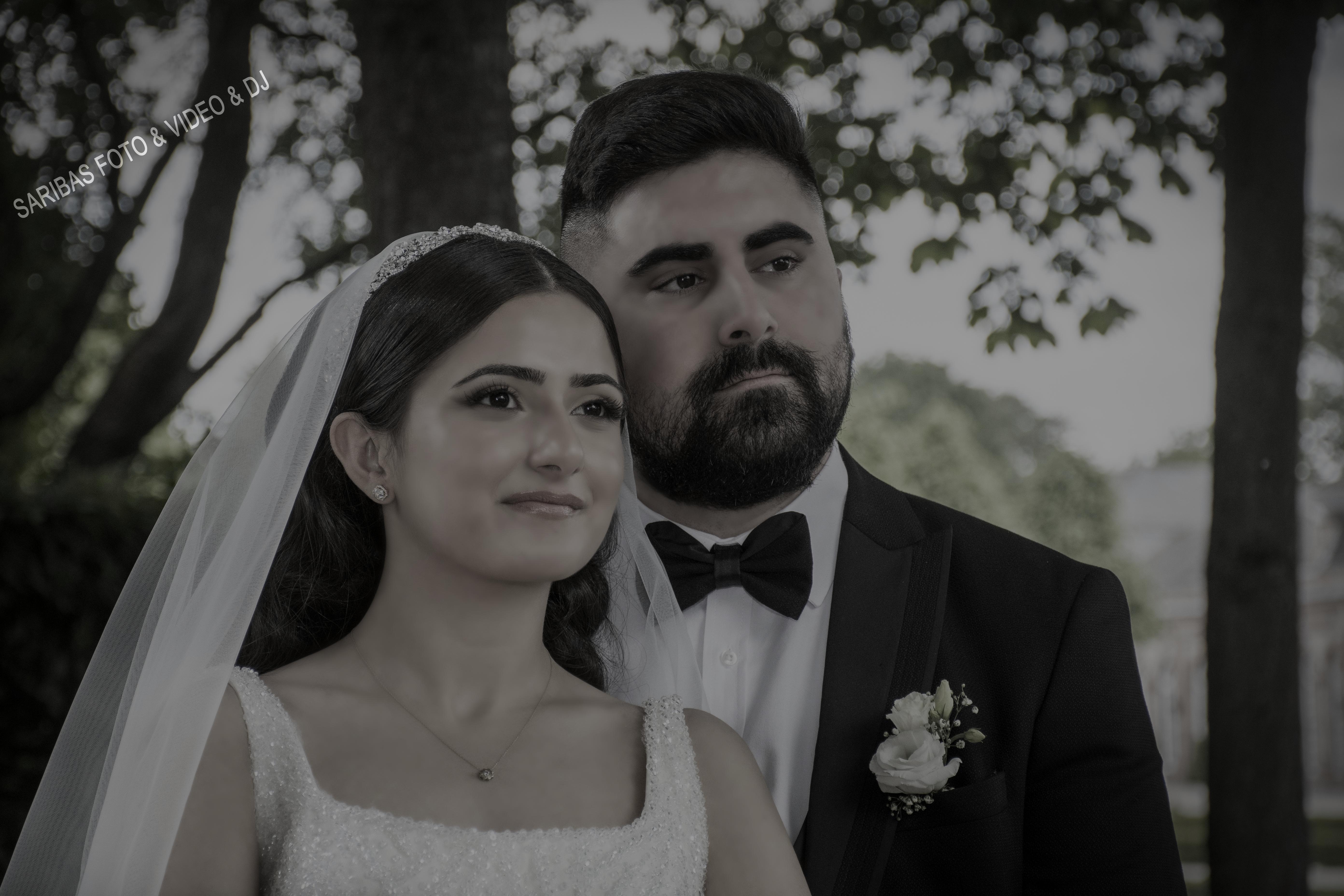 Brautpaar bei emotionaler Hochzeit