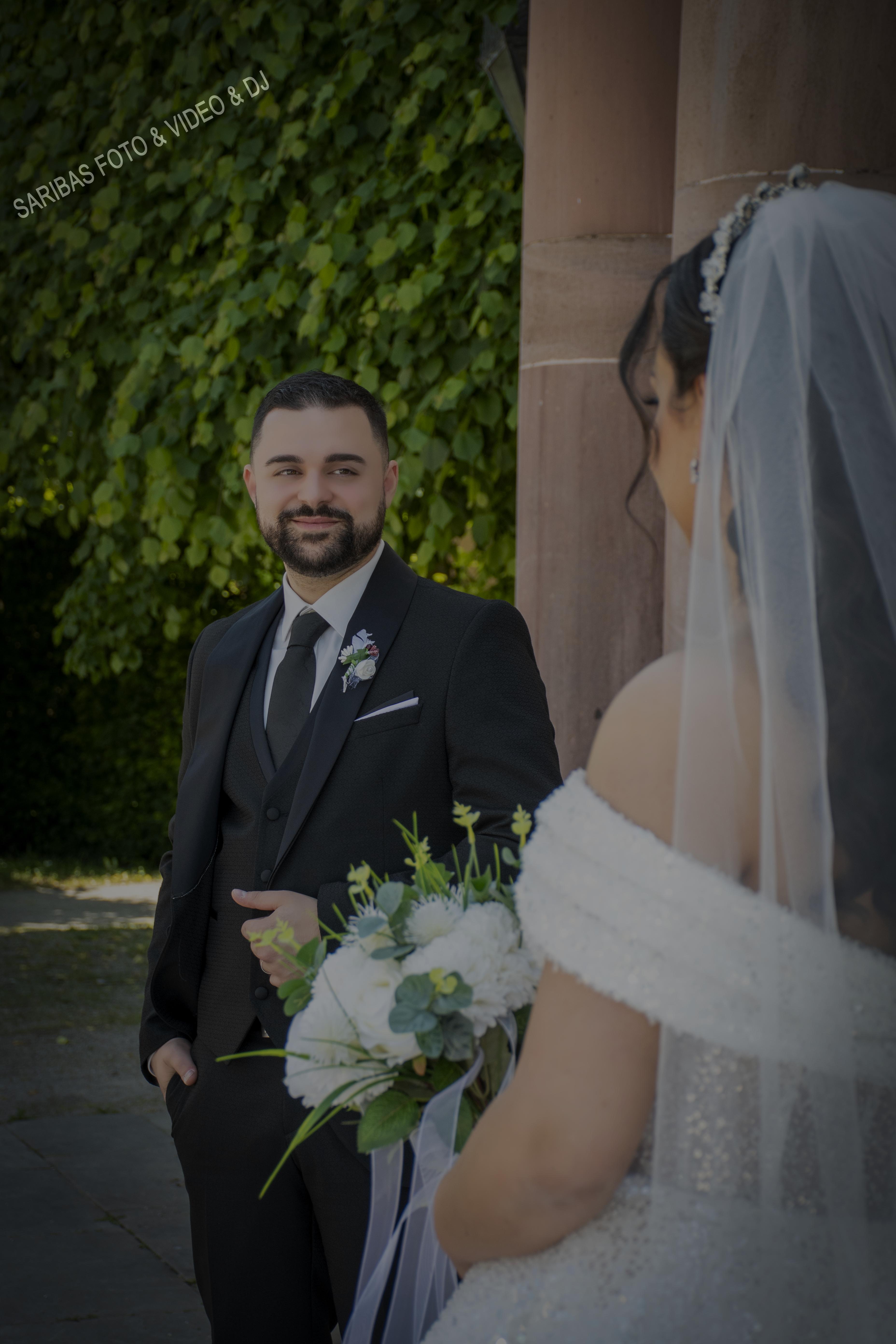 Brautpaar bei emotionaler Hochzeit