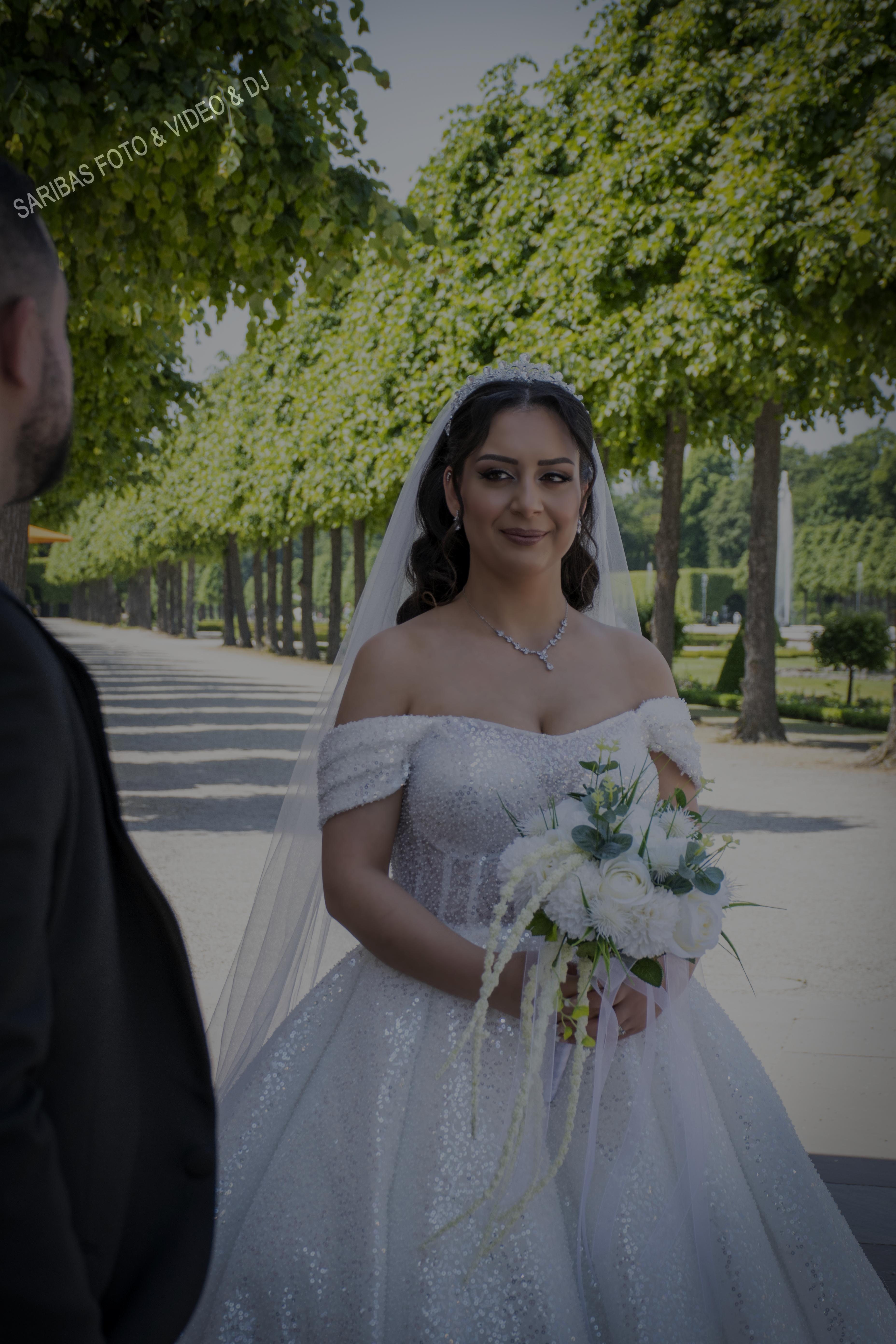 Brautpaar bei emotionaler Hochzeit
