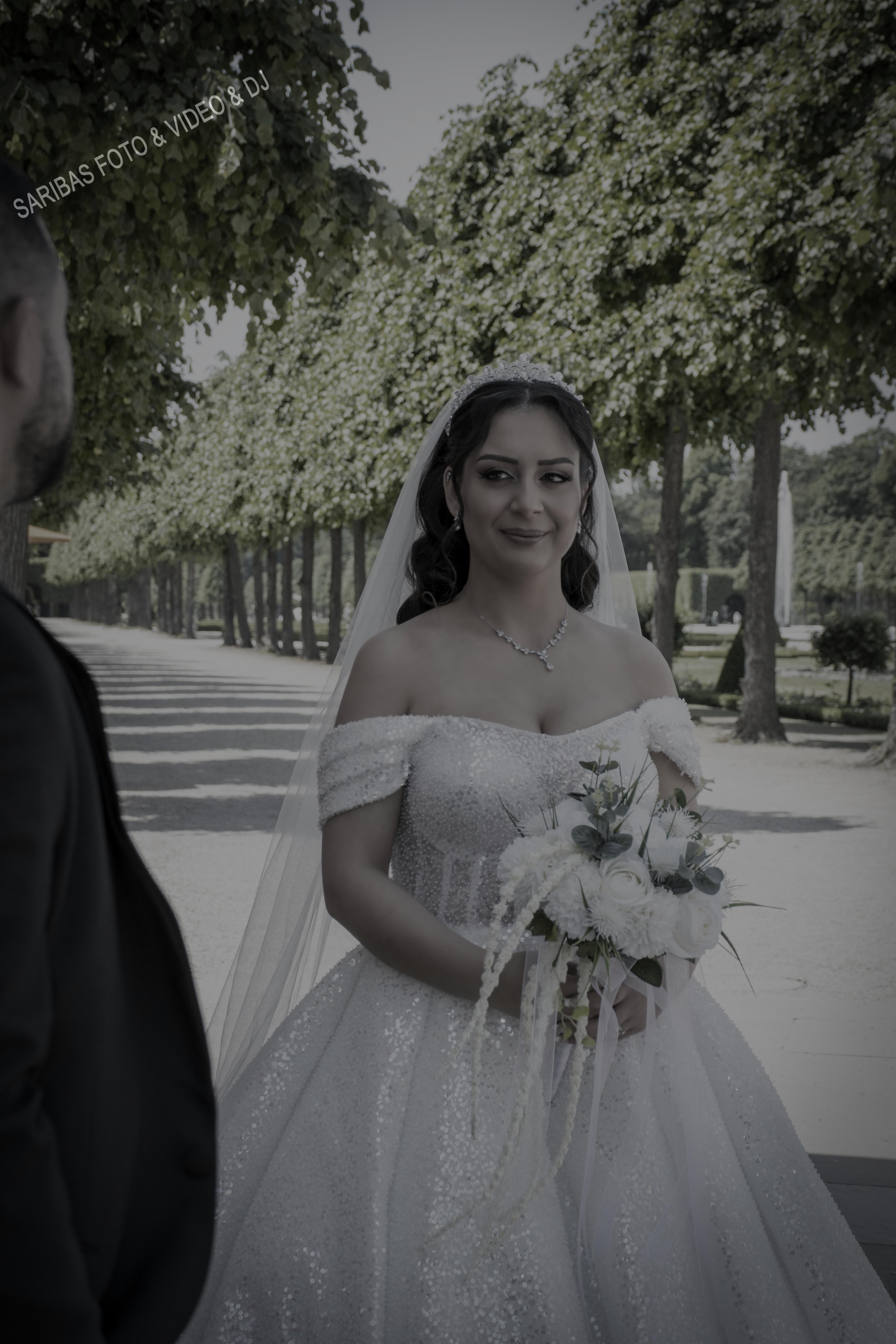 Brautpaar bei emotionaler Hochzeit