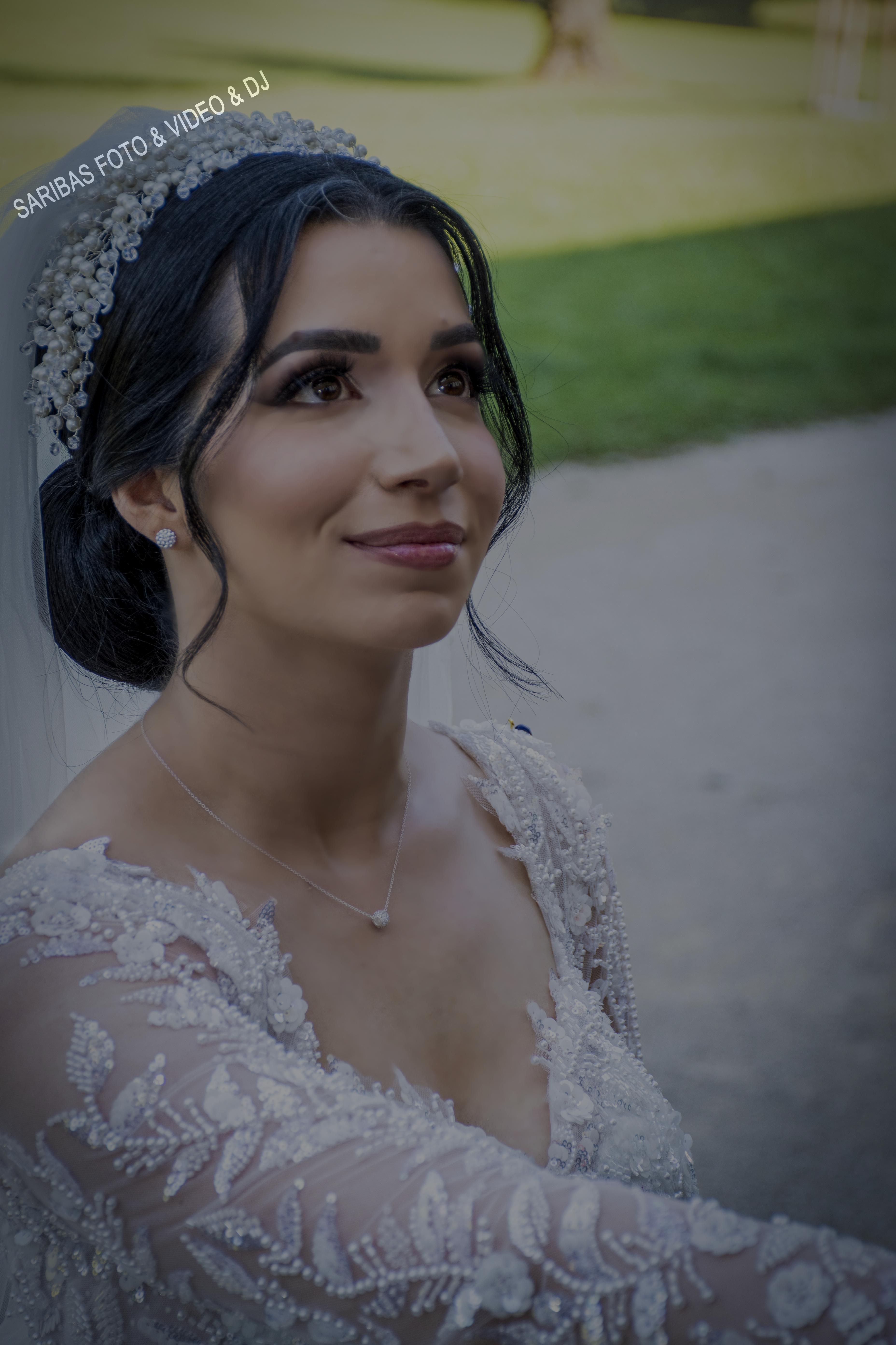 Brautpaar bei emotionaler Hochzeit