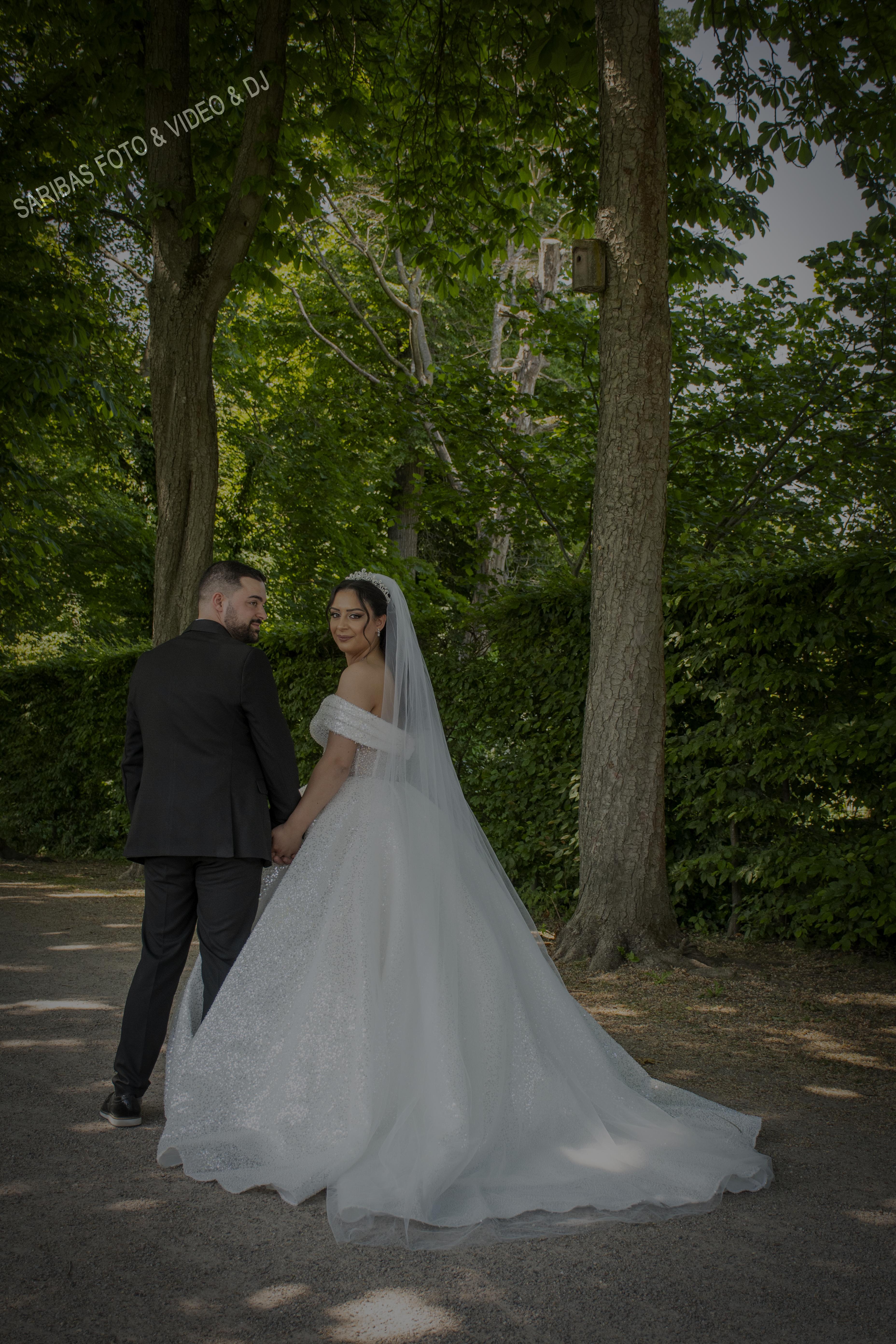Brautpaar bei emotionaler Hochzeit