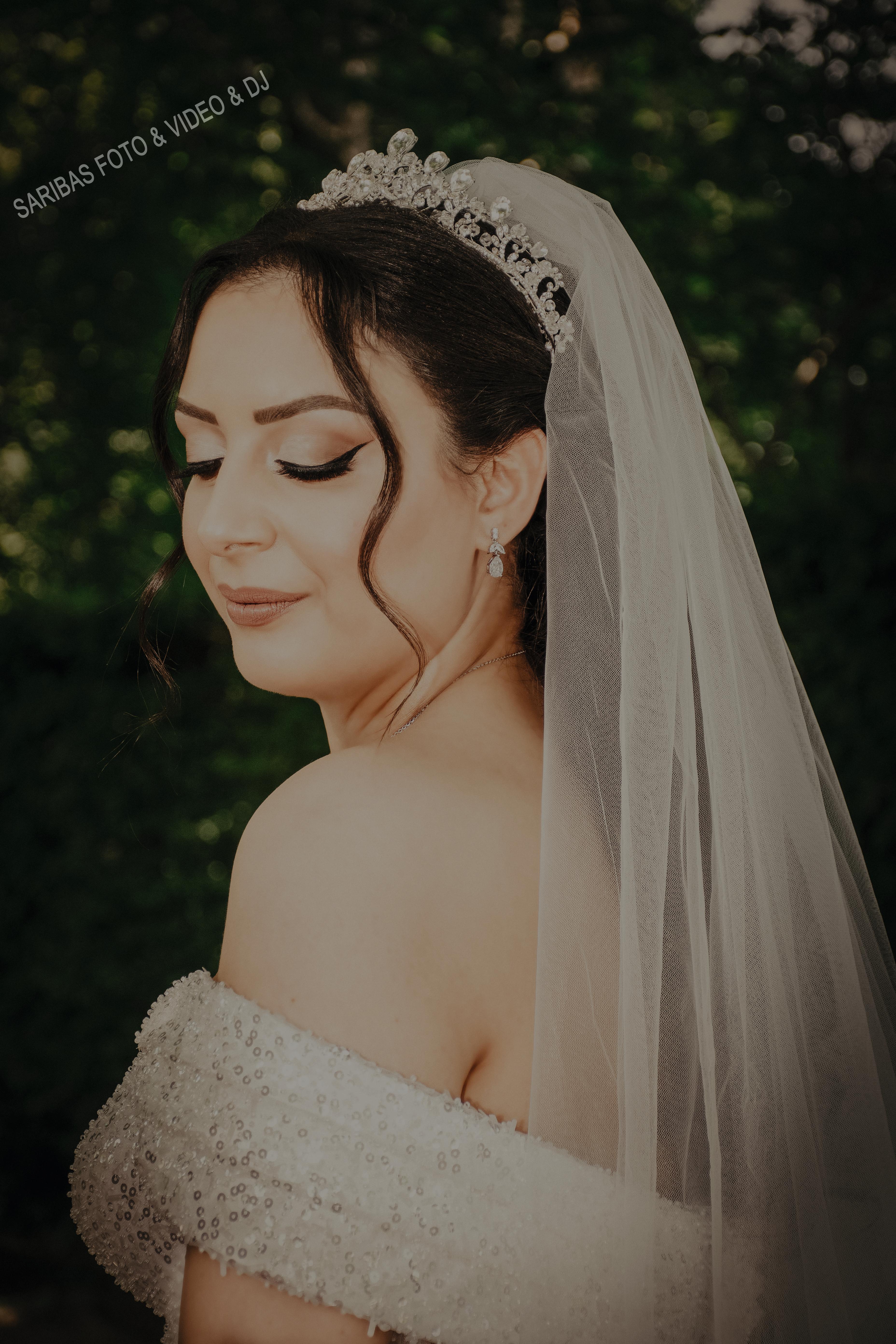 Brautpaar bei emotionaler Hochzeit