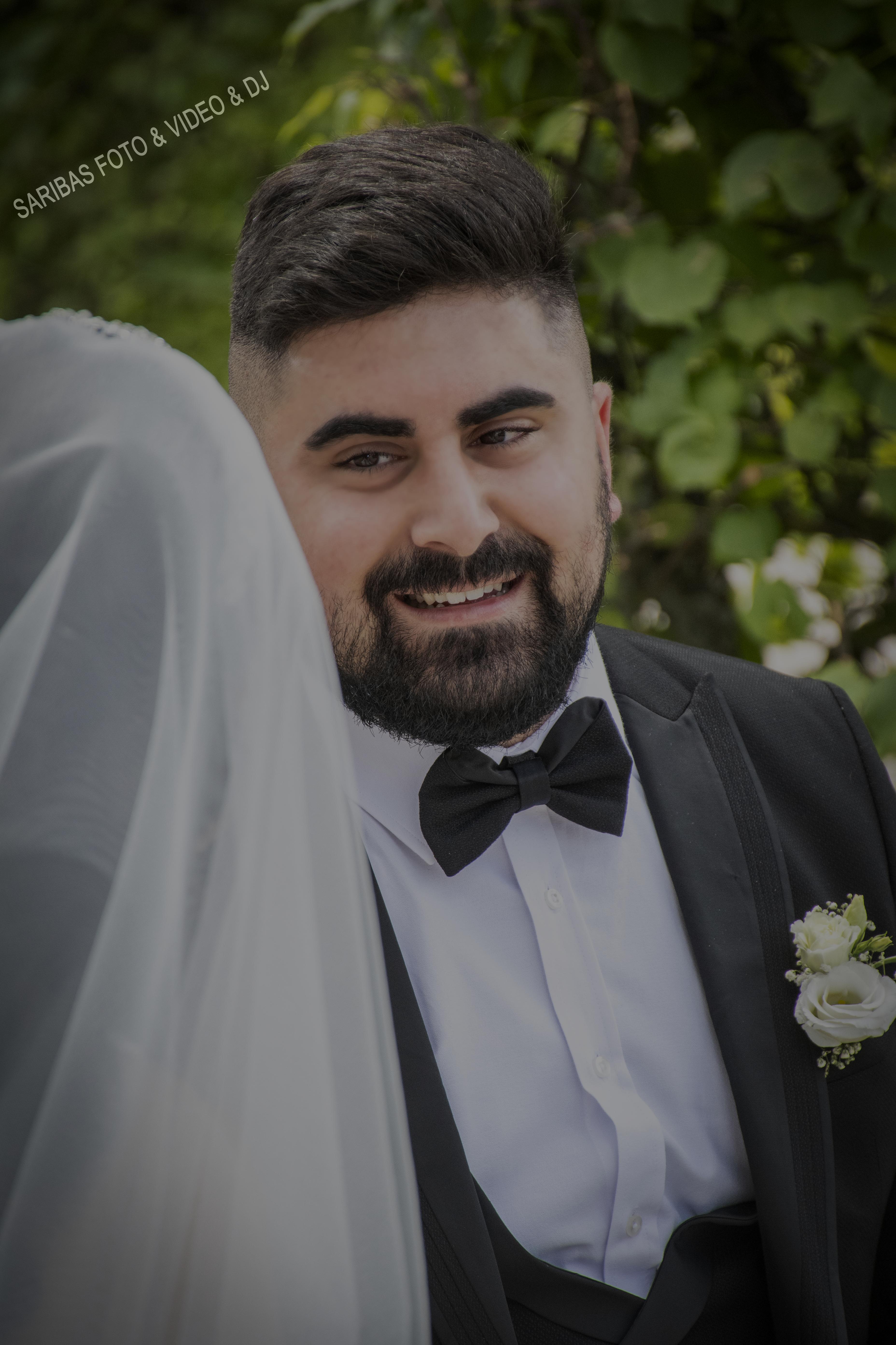 Brautpaar bei emotionaler Hochzeit