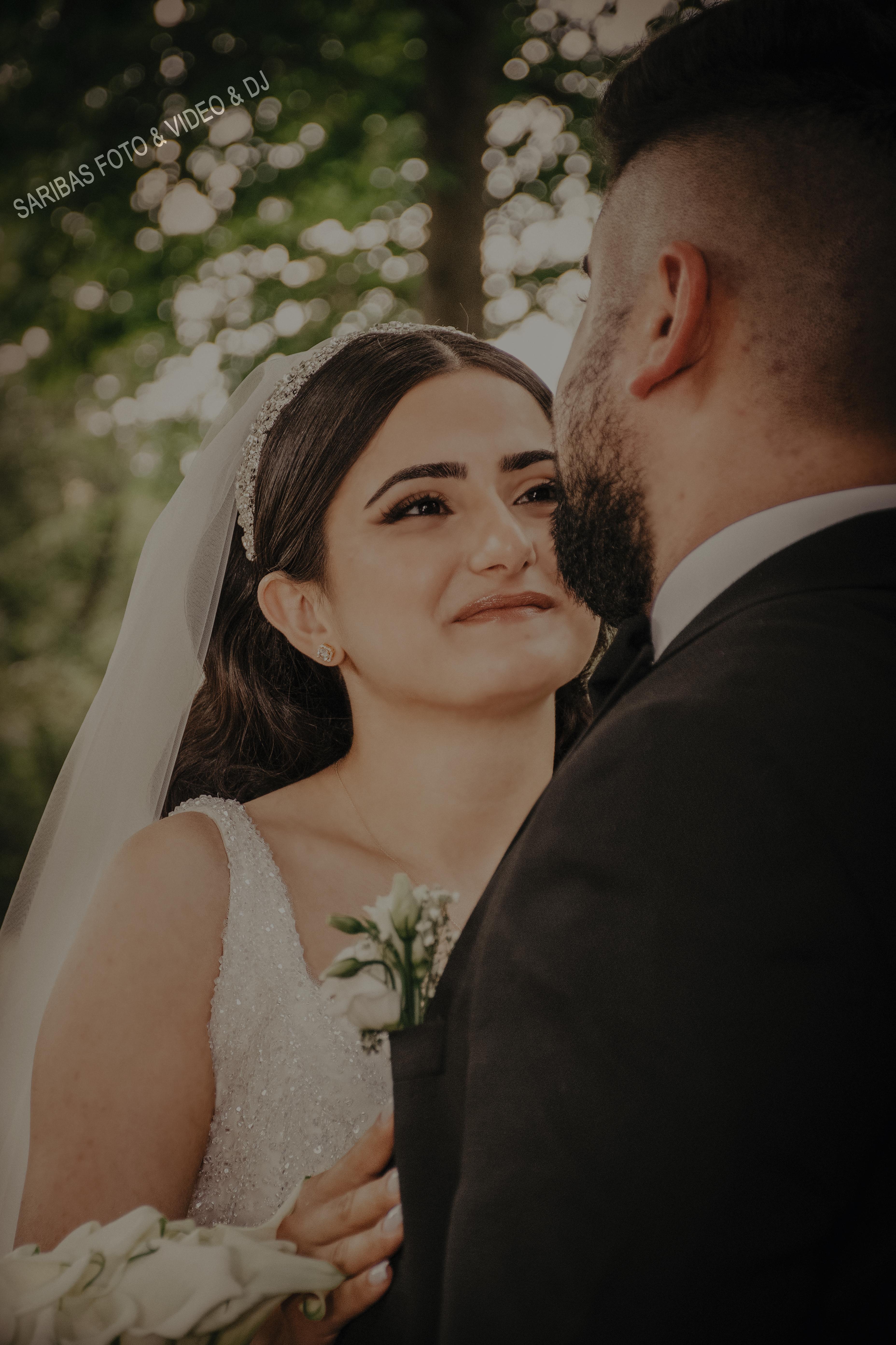 Brautpaar bei emotionaler Hochzeit