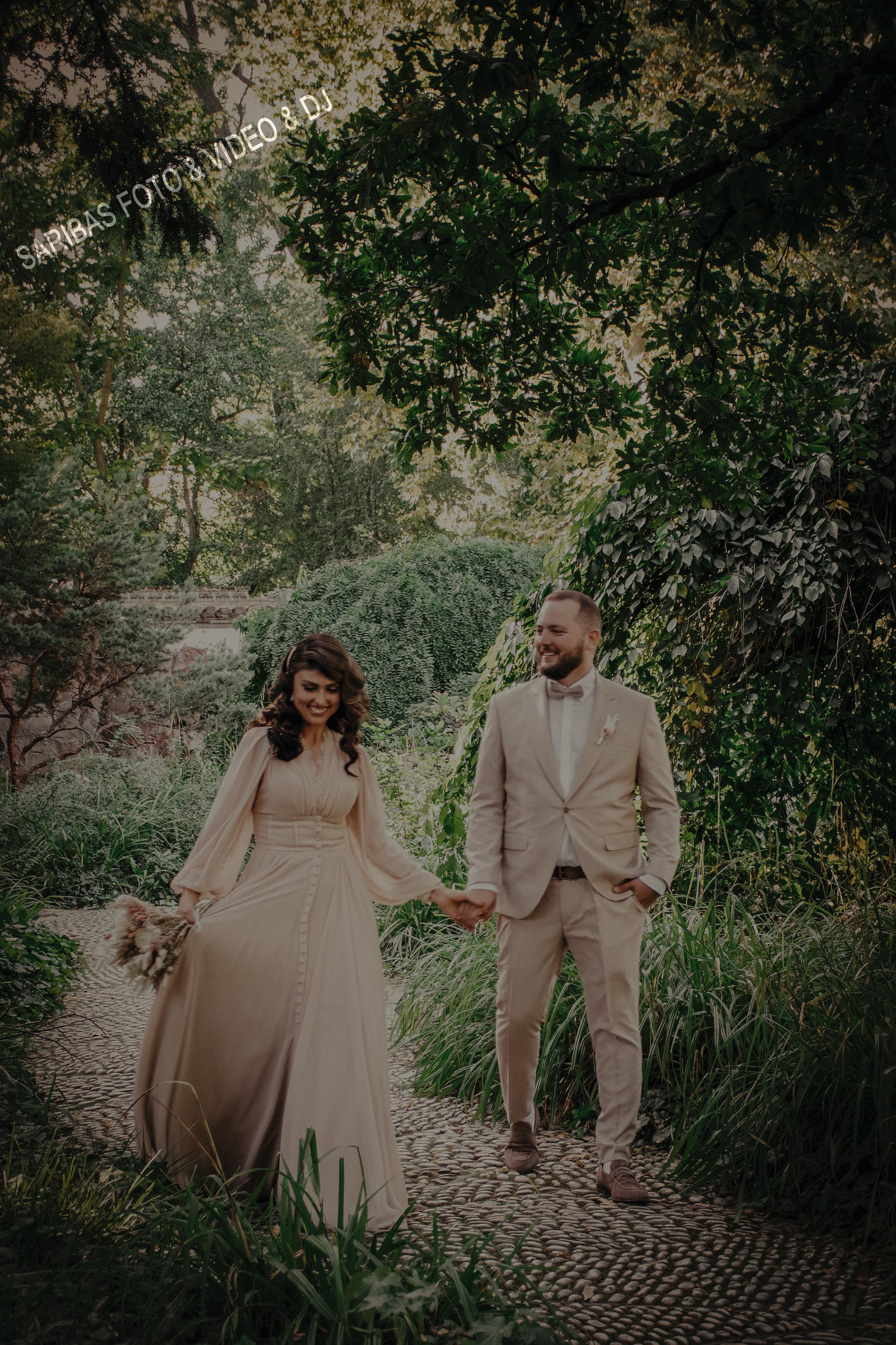 Brautpaar bei emotionaler Hochzeit